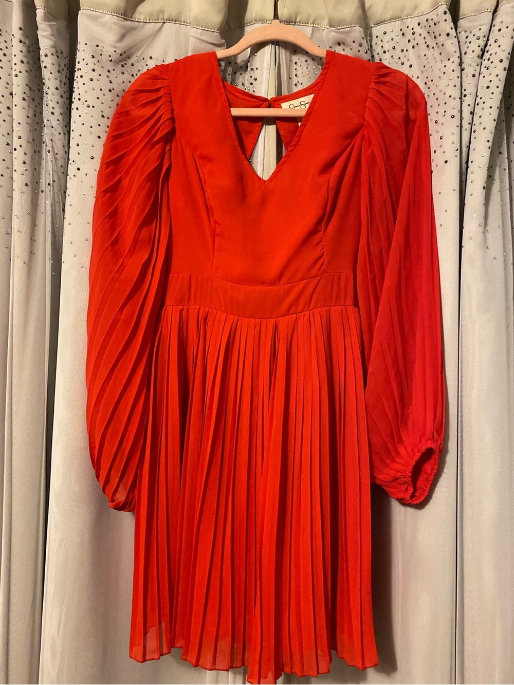 JESSICA SIMPSON NWT SIZE MEDIUM RED PLEATED LONG SLEEVES V-NECK MINI DRESS